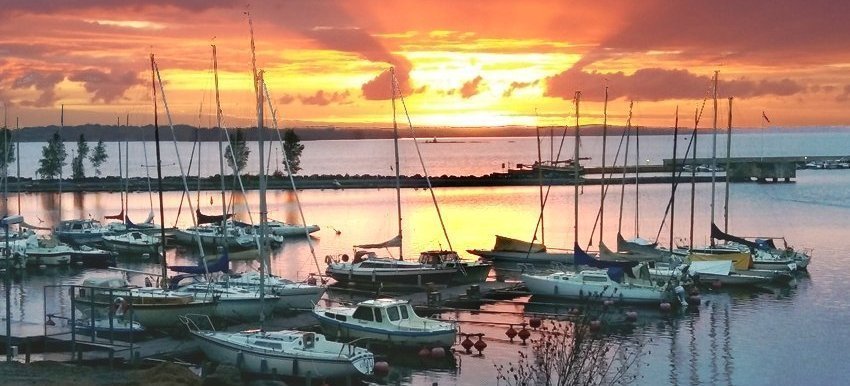 Auringonlasku Edullinen juhlatila ja sen terassi tarjoavat upean näkymän Näsijärven yli asettuvaan aurinkoon