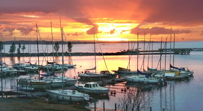 Auringonlasku Iltaisin voi terassilta nähdä näyttävän auringonlaskun Näsijärven yllä.