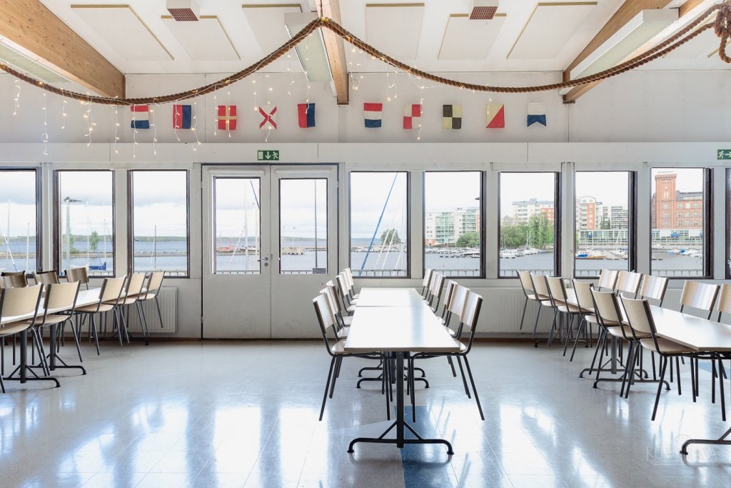 Taps.nettitiimille Juhlatila avaa ikkunoistaan upean järvimaiseman Näsijärvelle Tampereella
